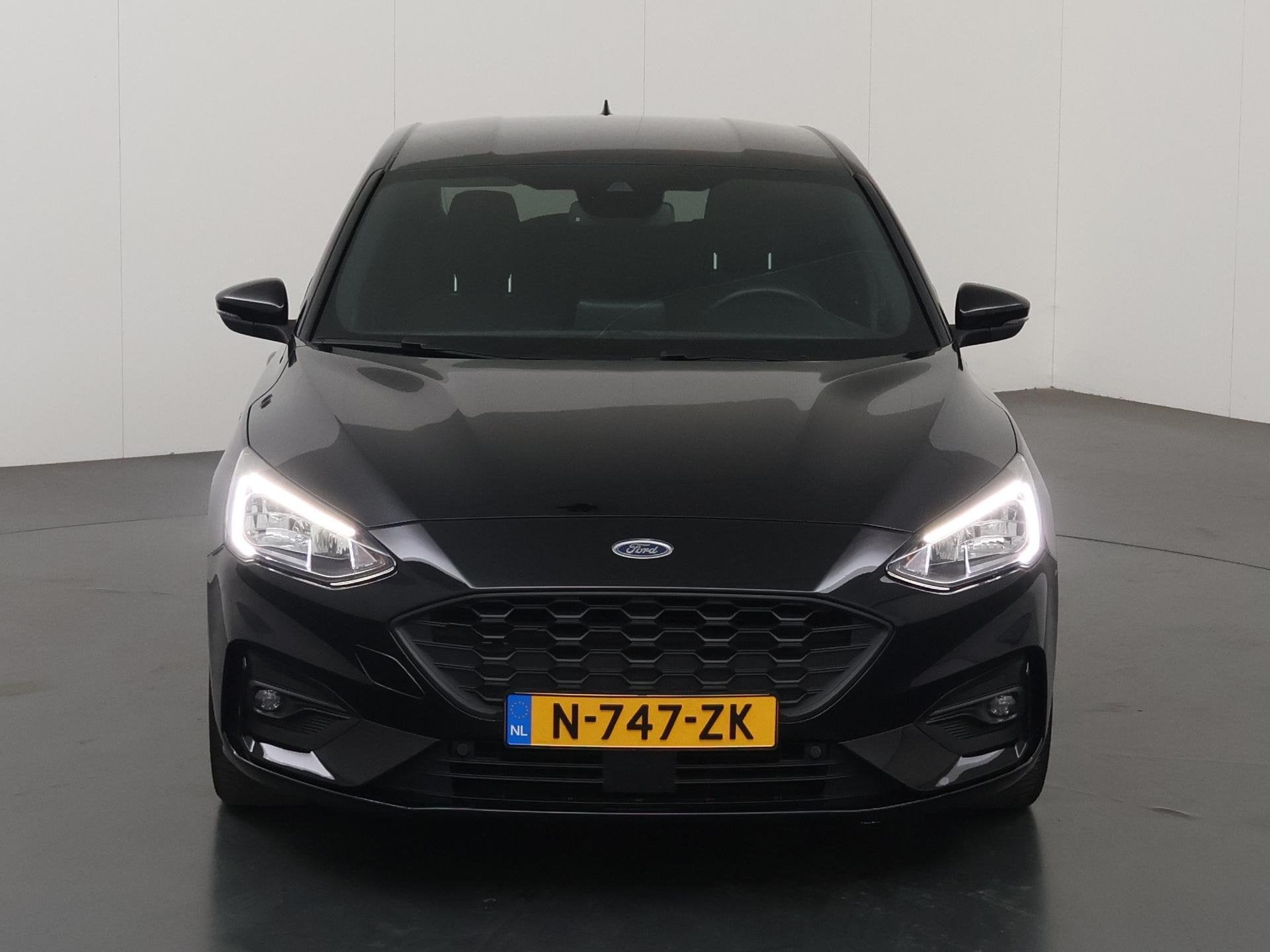 Ford Focus 1.5 EcoBoost ST Line X Business | Winterpakket |, Stof, 1337 kg, Zwart, Bedrijf