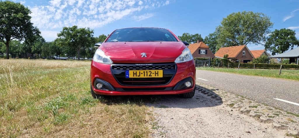 Peugeot 208 1.6 THP 153KW 3-D 2015 Rood, Voorwielaandrijving, Alcantara, 49 €/maand, Origineel Nederlands