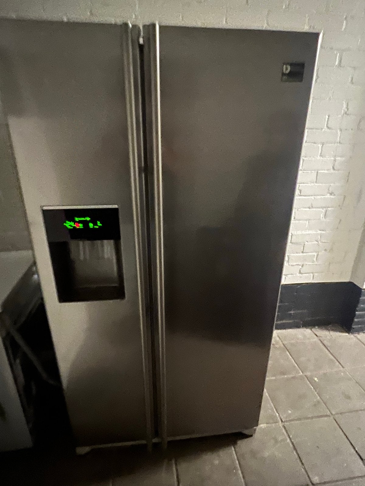 Amerikaanse koelkast met vriesvak en waterdispenser