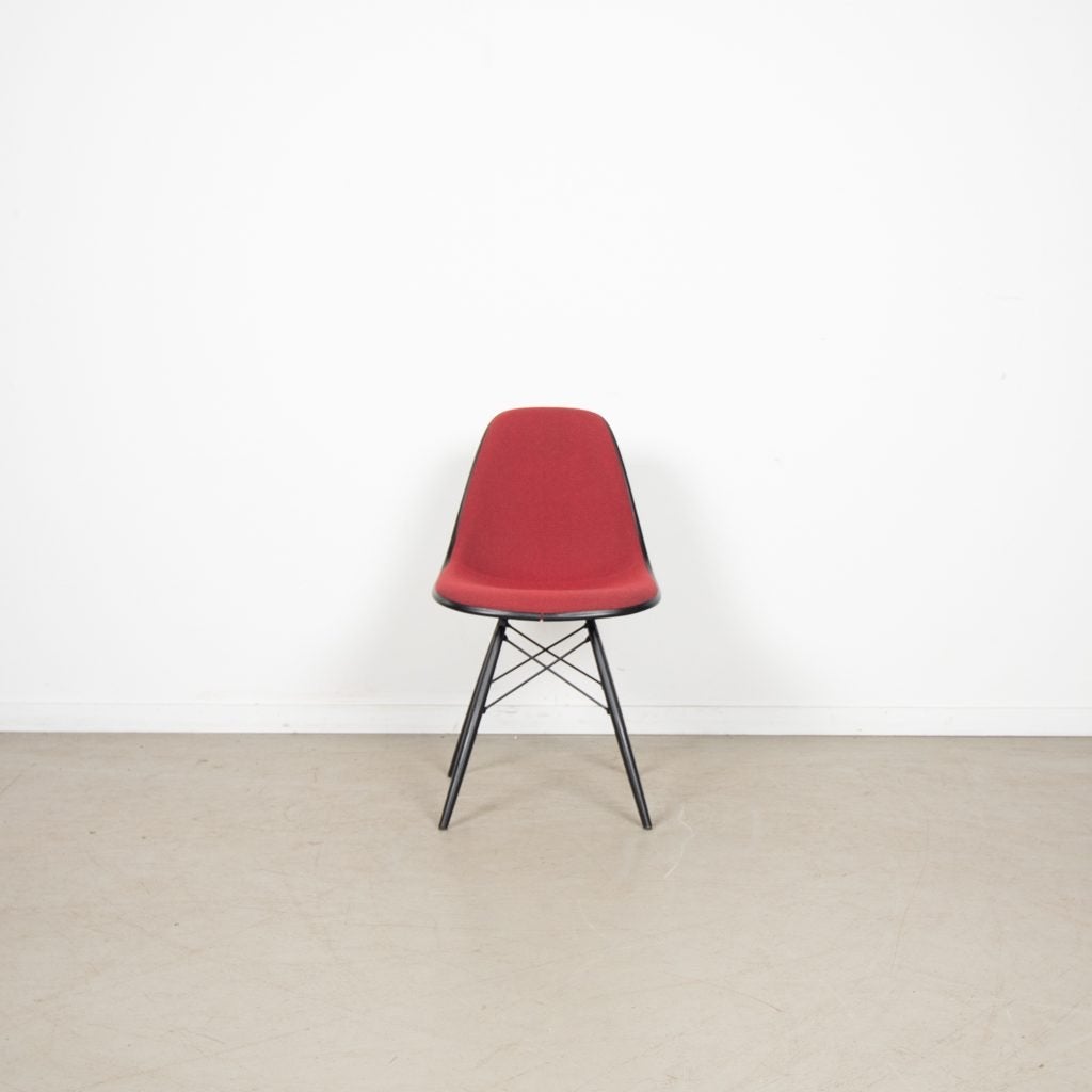 Vitra Eames DSW Stoel Rood/Zwart Stof/Kunststof - Hout, Huis en Inrichting, Niet ingevuld, Zo goed als nieuw, Hout, Rood