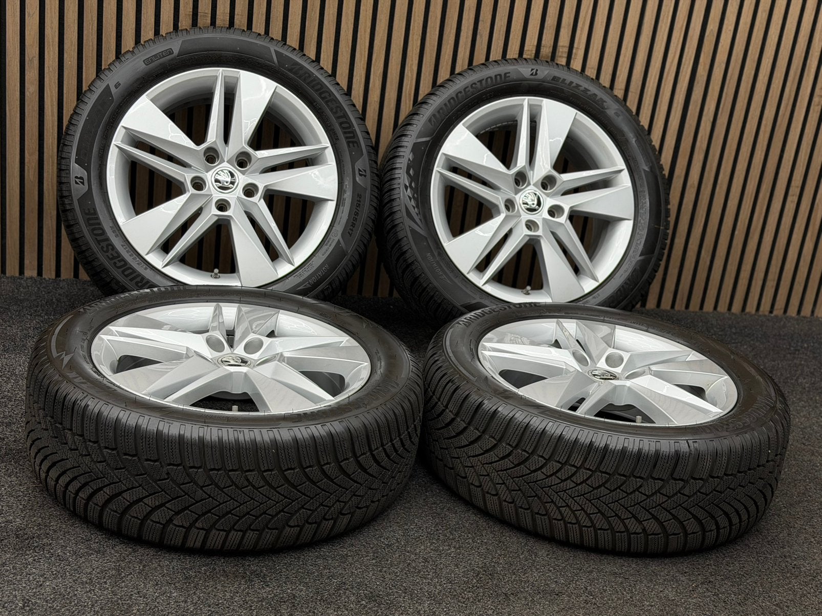 Originele 17 inch Skoda Superb Karoq 5x112 ET41 Bridgestone, Auto-onderdelen, Ophalen, 215 mm, ., Banden en Velgen