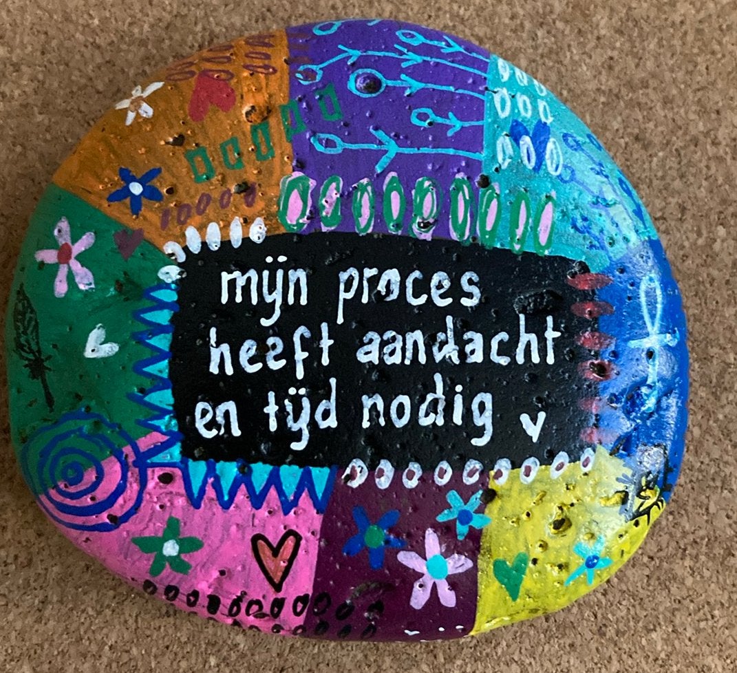 Kleurrijk geschilderde steen met tekst, Ophalen of Verzenden, Nieuw, Acrylverf