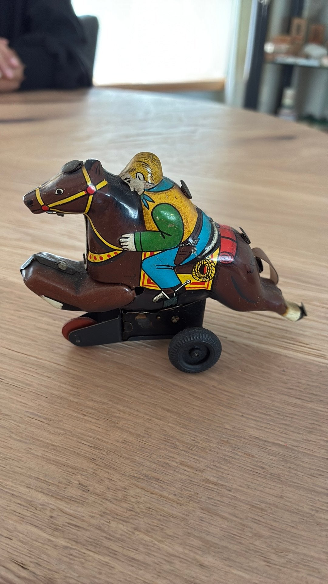 Oud blikken paard met man, Ophalen