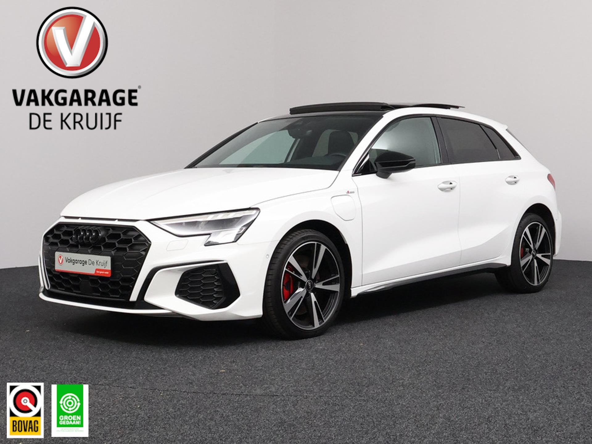 Audi A3 Sportback 45 TFSI e S edition Competition | Panorama, Gebruikt, 4 cilinders, Leder en Stof, Wit