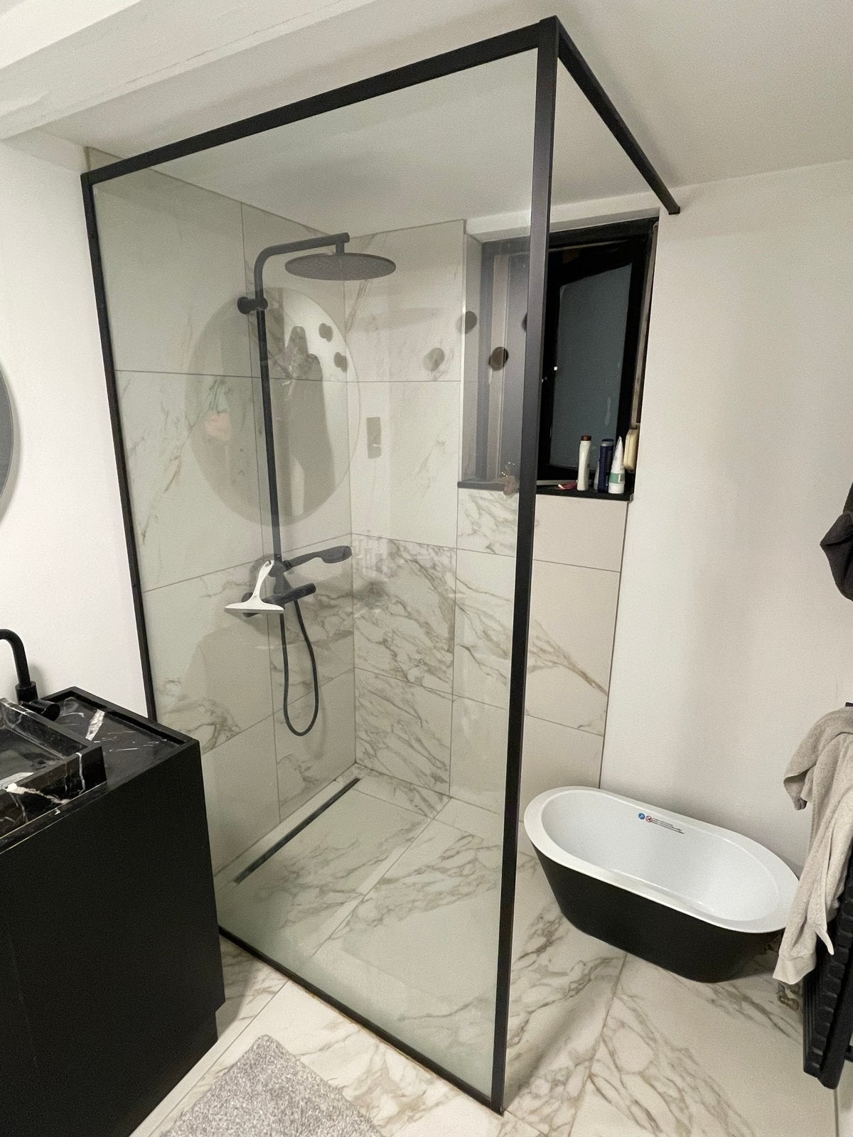 Douchecabine met zwart frame en glazen wanden, Ophalen, Gebruikt, Glas, Douche