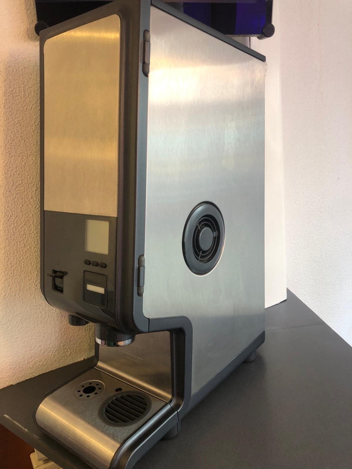 Bravilor Bonamat Koffiemachine - Zo goed als nieuw, Ophalen, Afneembaar waterreservoir, 10 kopjes of meer, Koffiemachine