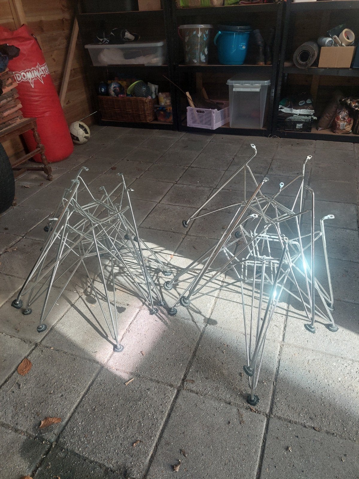 6 stoelen moet je zelf inelkaar zetten. Merk Eames., Ophalen, Gebruikt, Wit