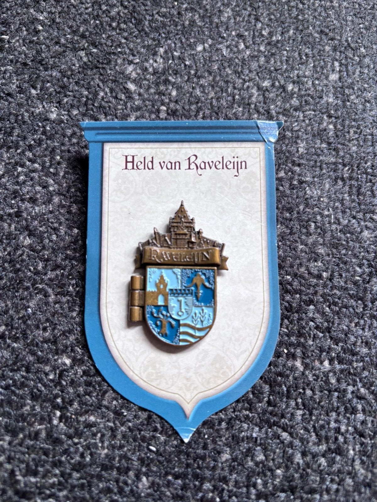 Held van raveleijn pin versie 1, Verzamelen, Ophalen, Zo goed als nieuw, Button of Speldje