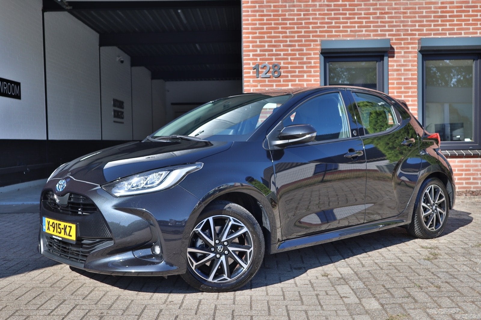 Toyota Yaris 1.5 Hybrid 116pk CVT 2022 Zwart, Auto's, Zwart, 450 kg, 1490 cc, Dealer onderhouden