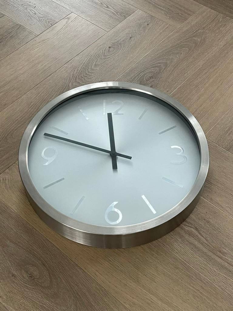 Mooie RVS Wandklok - Modern Design, Ophalen of Verzenden, Zo goed als nieuw, Analoog, Wandklok