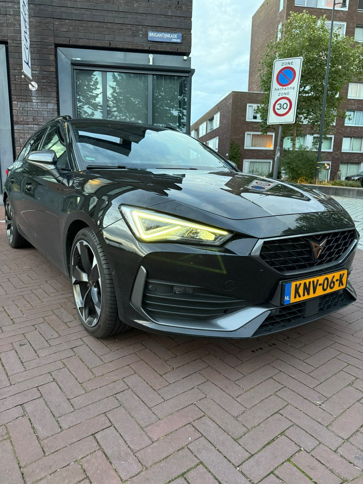 Cupra Leon 1.5 Etsi 150pk Dsg-7 2023 Zwart, Auto's, 1498 cc, 4 cilinders, Leon, Zwart
