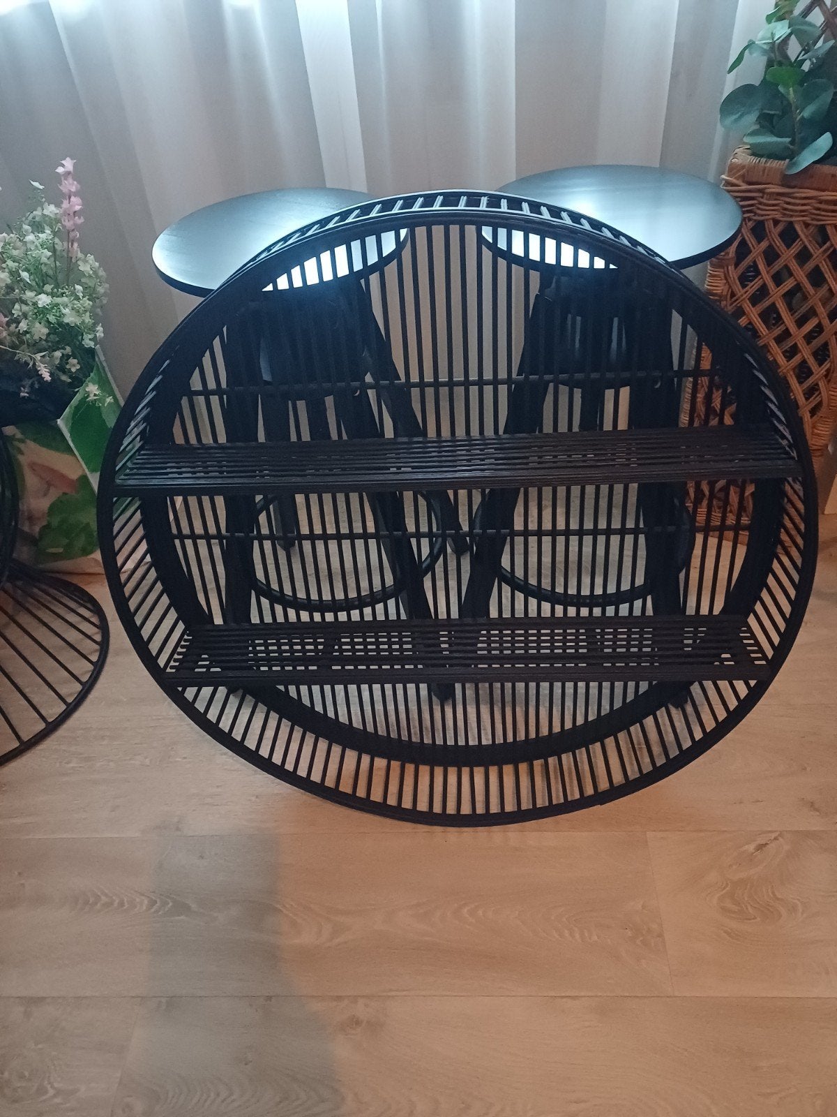 Zwart rond wandrek met planken, Ophalen, Zo goed als nieuw