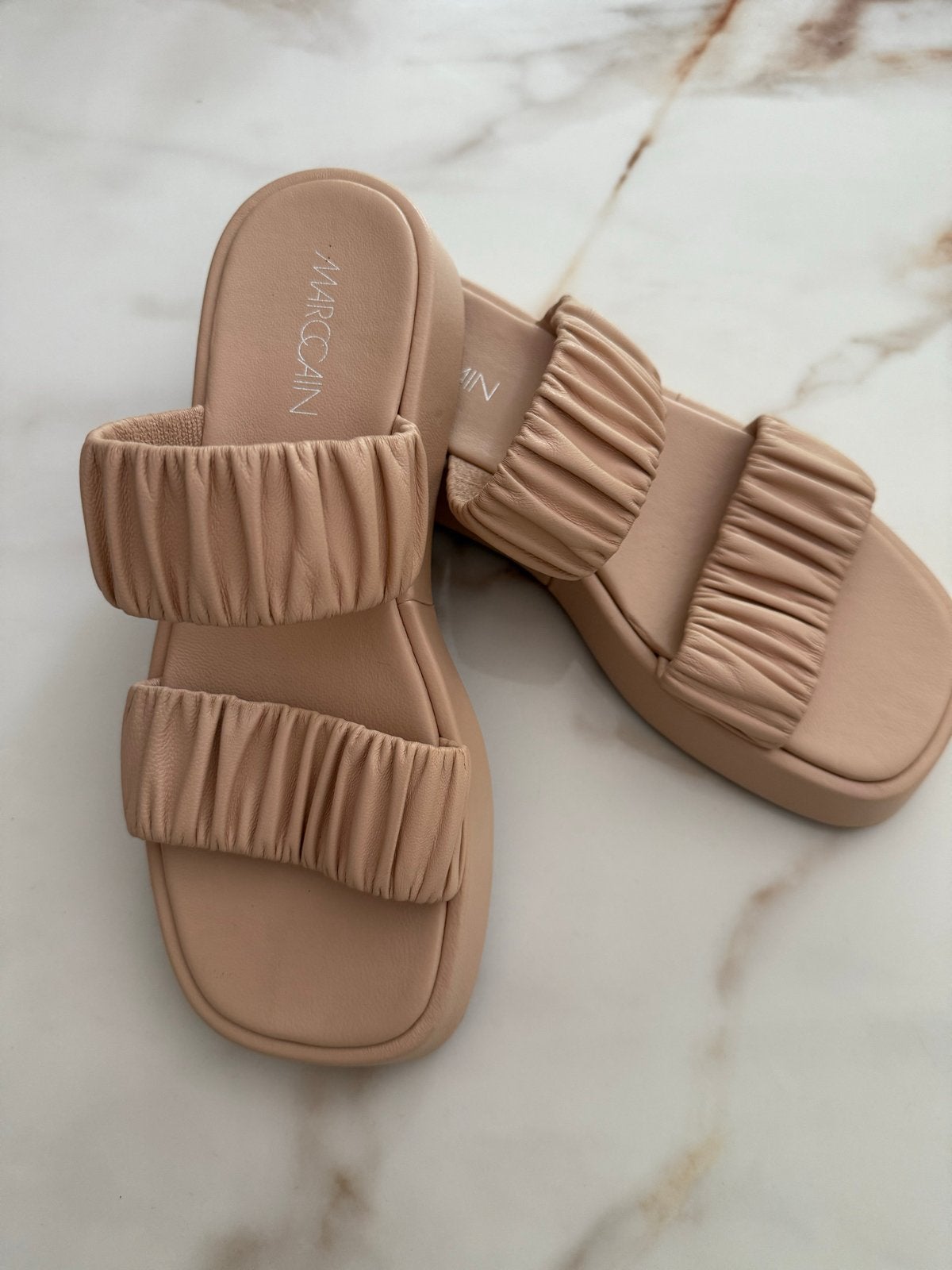 Marc Cain sandalen nude/beige met plateauzool, Kleding | Dames, Schoenen, Ophalen of Verzenden, Zo goed als nieuw, Beige, Sandalen of Muiltjes
