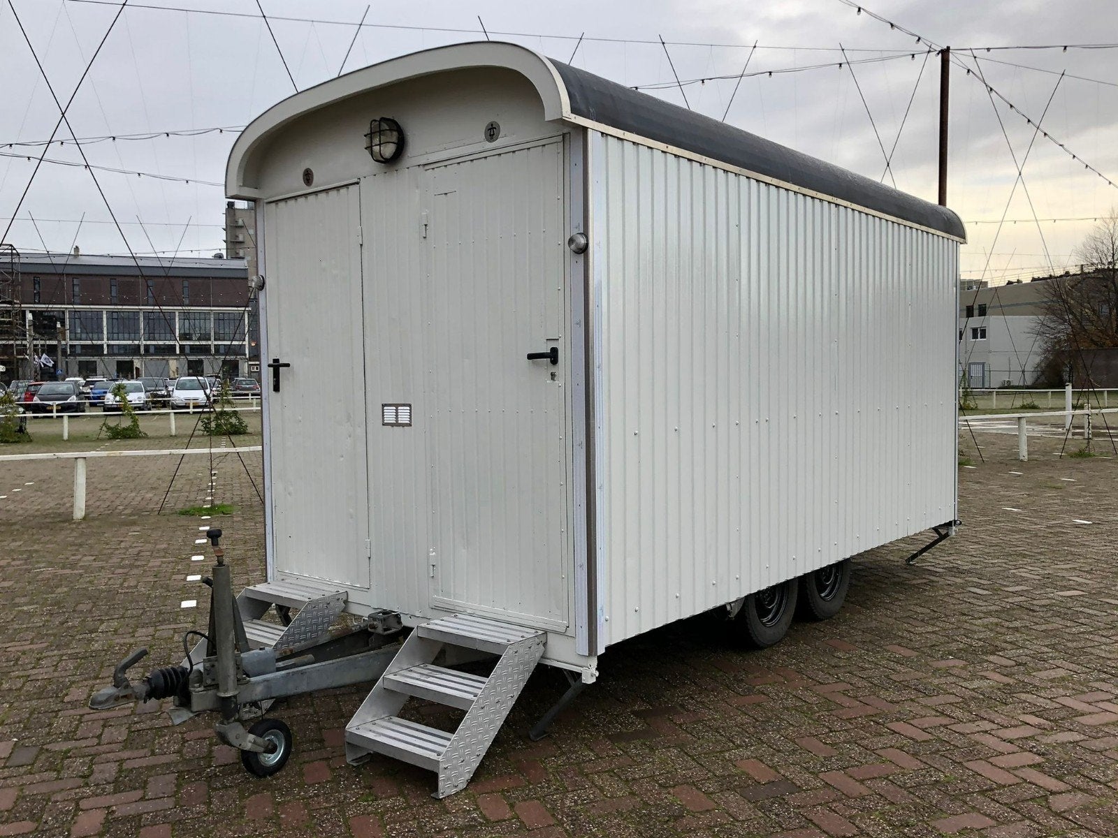 Te huur toiletwagen, Ophalen