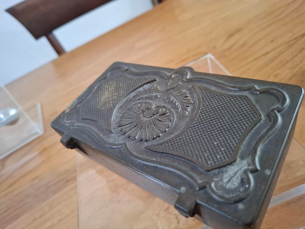 Brons opbergdoos met fabricage merk gieterij., Verzenden