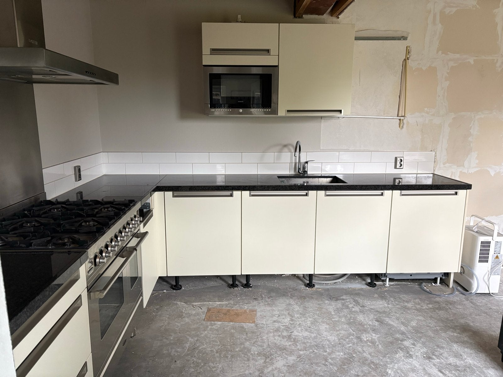 Keuken met Boretti gasfornuis en magnetron, Huis en Inrichting, Ophalen, Gebruikt, Hoekkeuken, Graniet of Steen