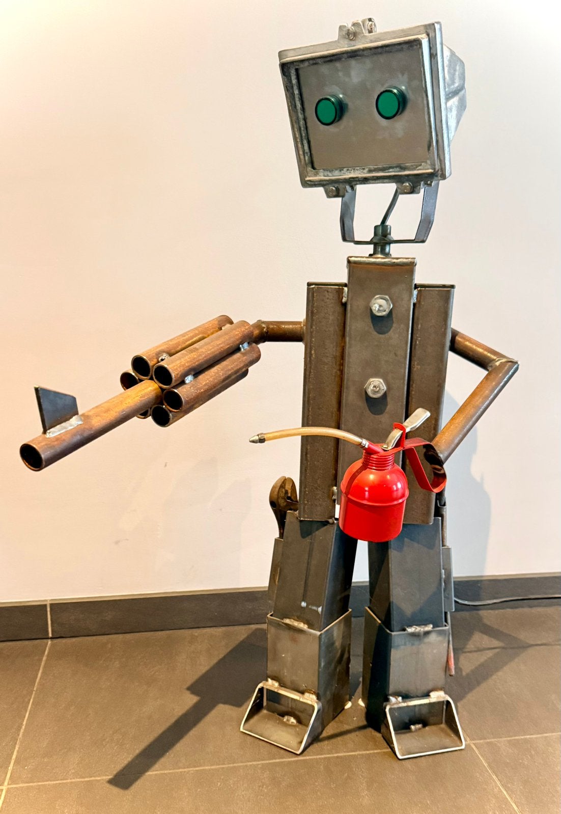 Unieke metalen robot sculptuur met licht en gereedschap, Ophalen, Overige onderwerpen, Handgemaakt, 1 meter - 2 meter