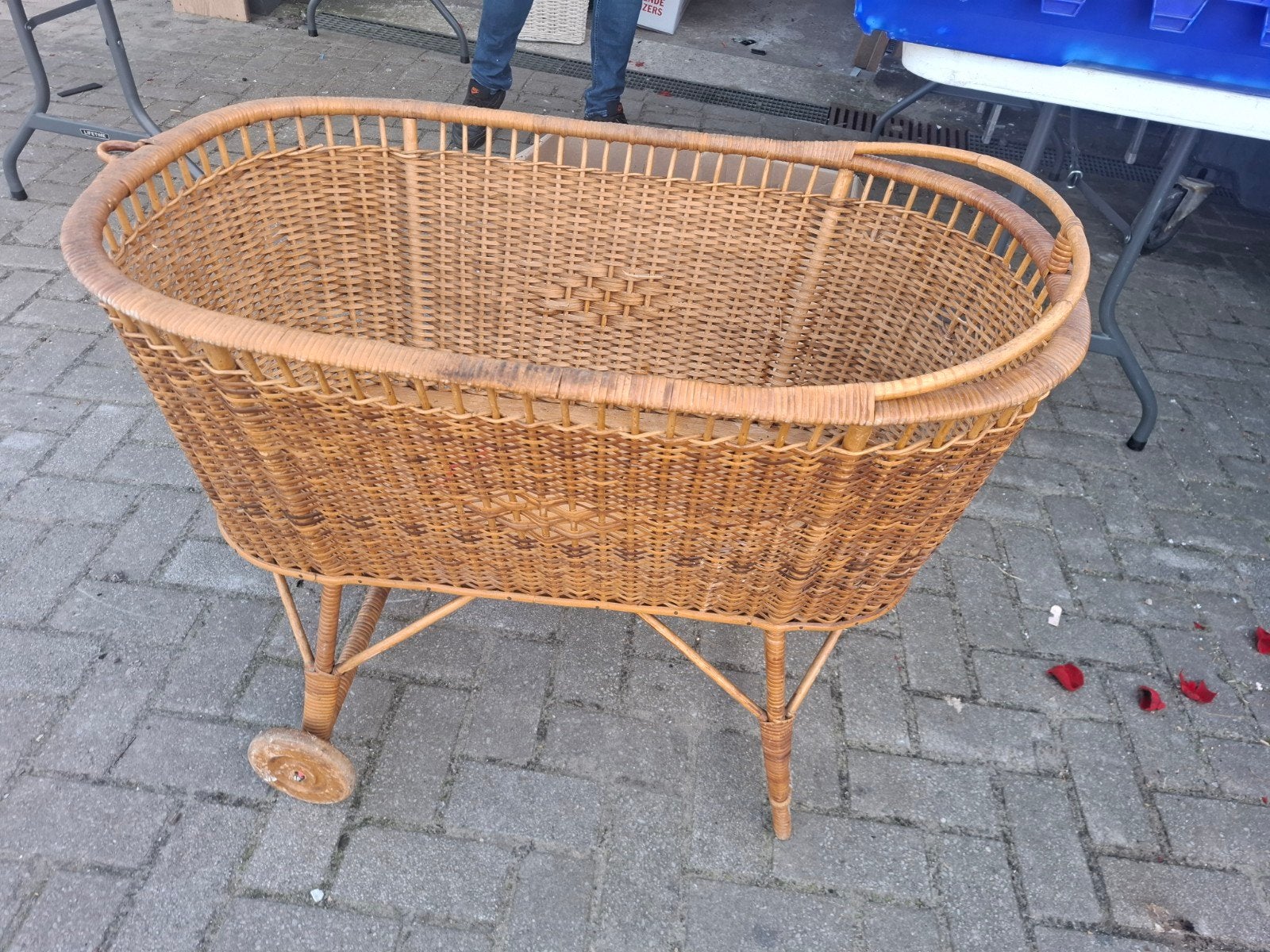 Vintage Wieg Rotan met Wieltjes - Gebruikt, Kinderen en Baby's, Babywiegjes en Ledikanten, Ophalen, Gebruikt, Niet van toepassing