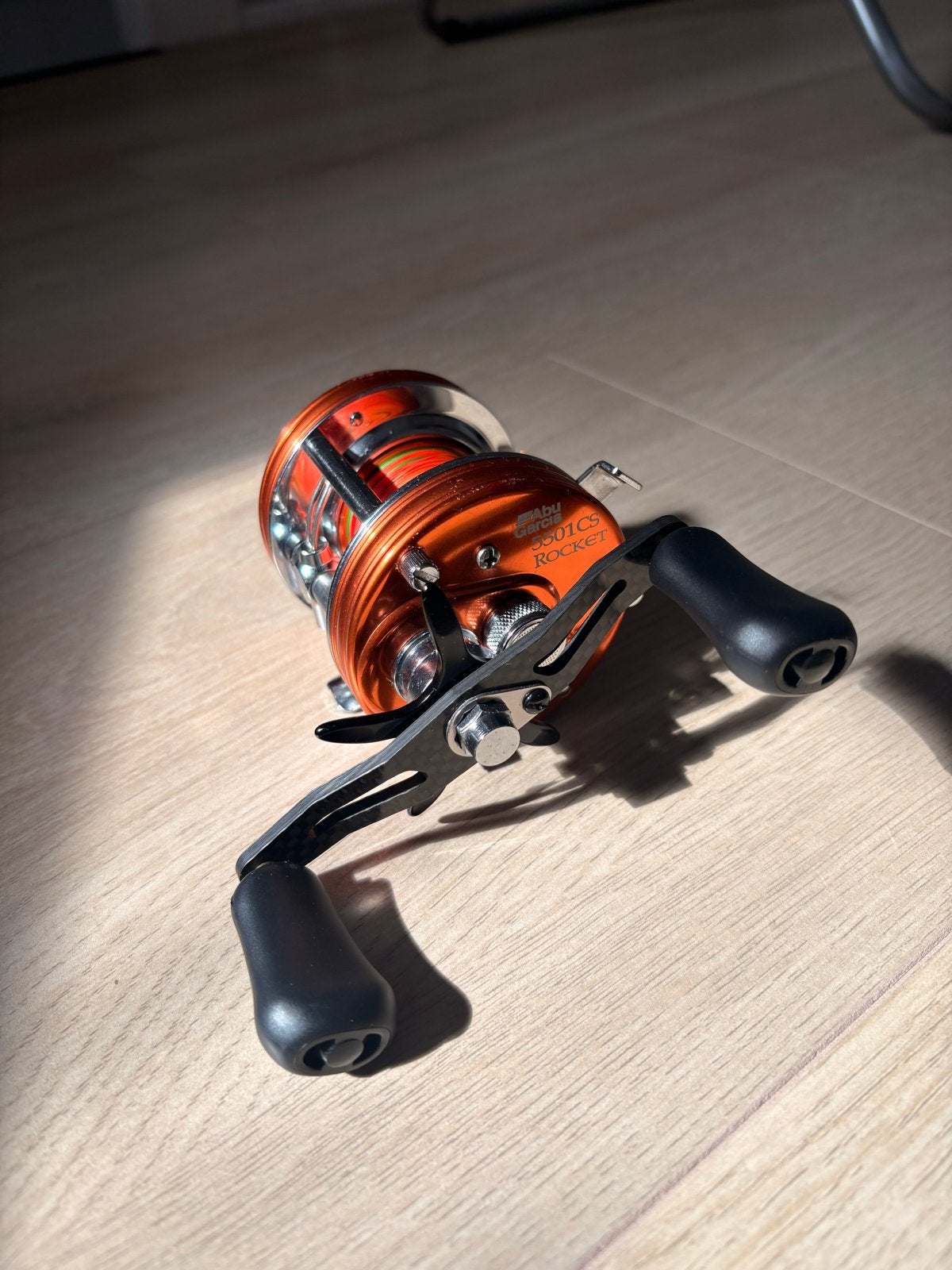 Abu Garcia Ambassadeur 5501CS Pro Rocket Sunset Orange, Watersport en Boten, Hengelsport | Roofvissen, Ophalen of Verzenden, Gebruikt