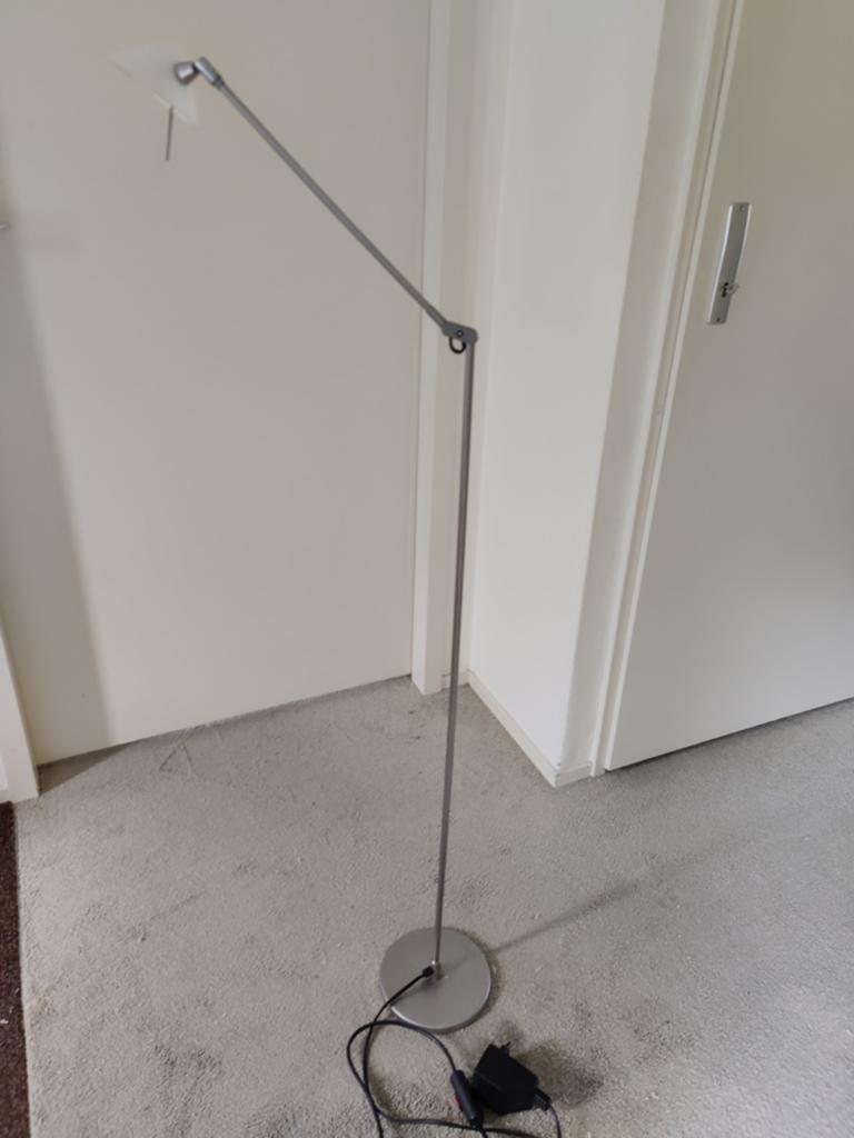 Moderne halogeen vloerlamp met verstelbare arm, Huis en Inrichting, Lampen | Vloerlampen, Gebruikt, 100 tot 150 cm, Glas, Metaal