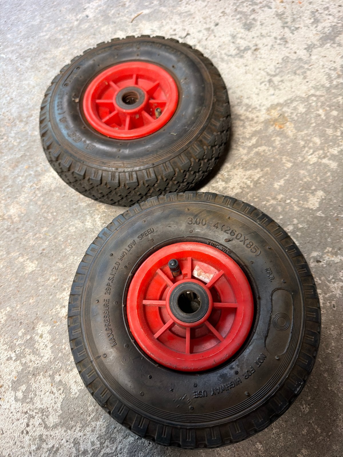 Set van 2 kruiwagenwielen 3.00-4 (260x85), Ophalen of Verzenden, Gebruikt