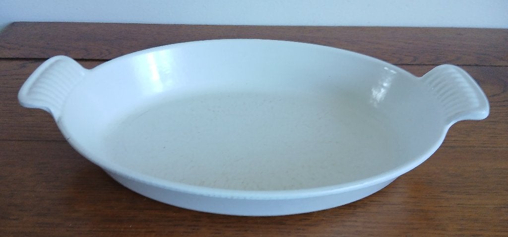 Ovale gietijzeren Le Crueset witte ovenschaal, maat 28, Ophalen of Verzenden, Gebruikt, Gietijzer, Overige typen