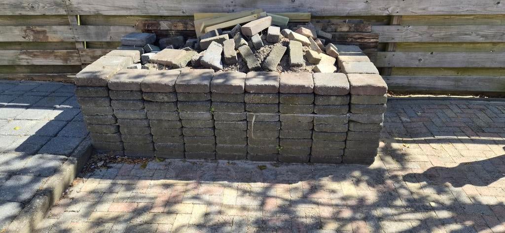 Gratis +/- 150 gebruikte stenen 20x20x6cm met zand/grond, Tuin en Terras, Tegels en Klinkers, Ophalen