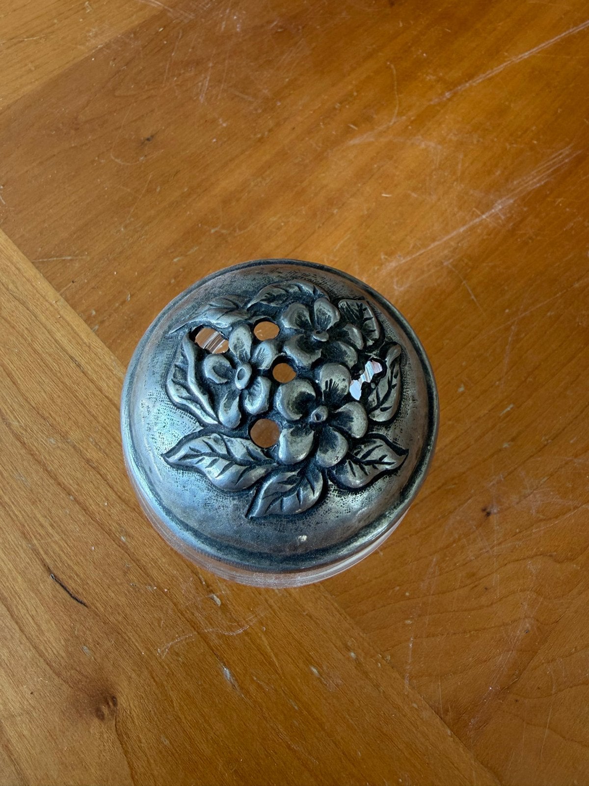 Antiek glazen bloemenvaasje met metalen bloemprikker, Ophalen