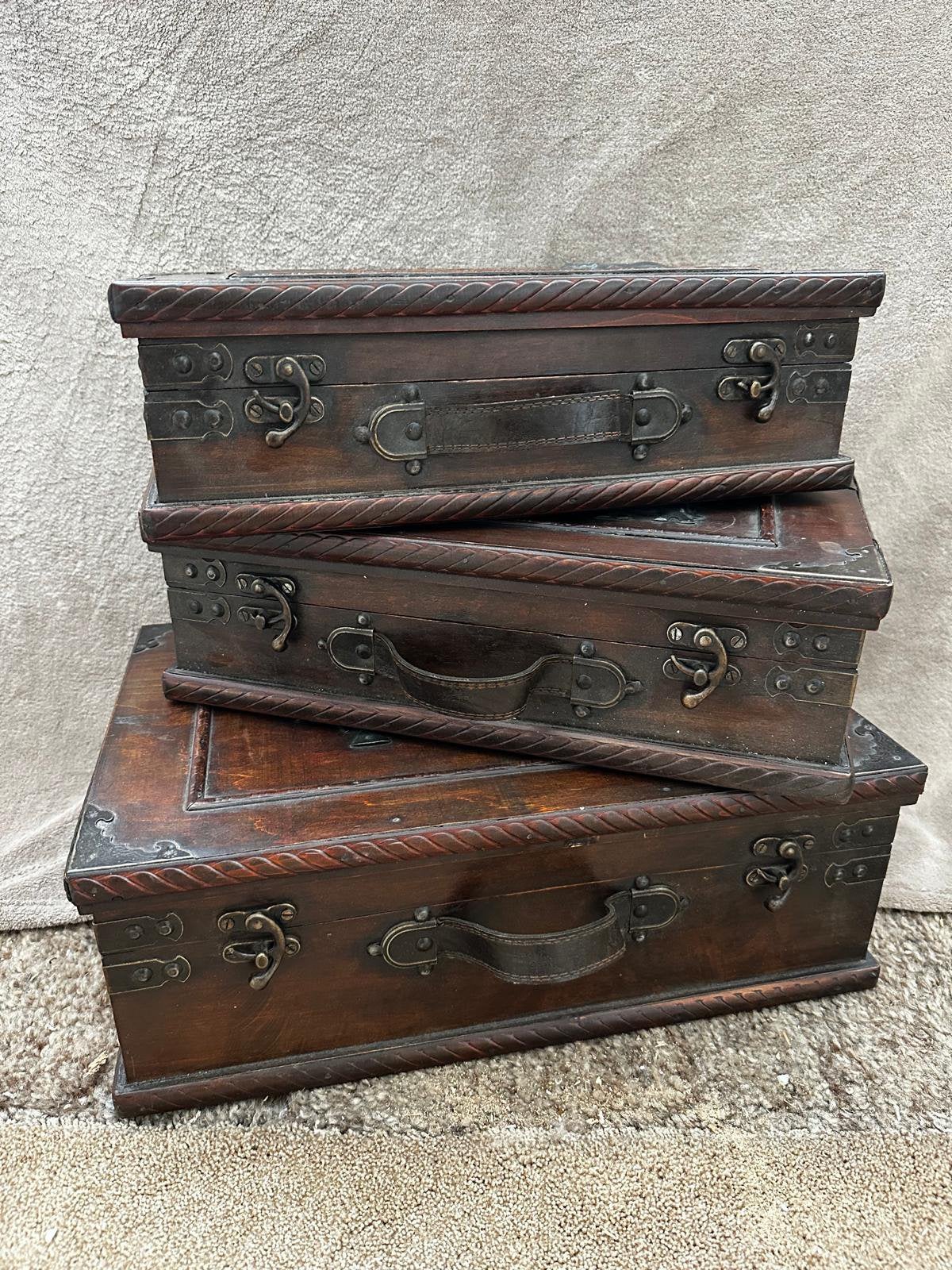 Antieke houten kist met metalen decoraties, Ophalen