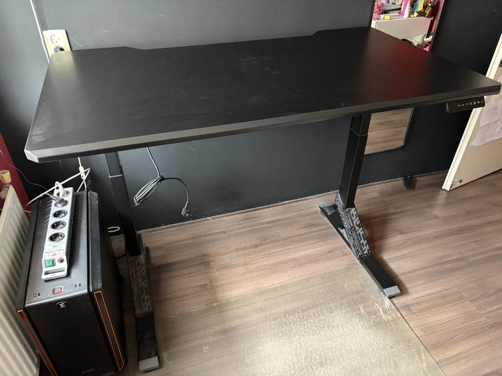 IKEA UPPSPEL Elektrisch Zit-Sta Bureau – Zwart, Ophalen, Elektrisch, Spaanplaat of MDF, Zo goed als nieuw