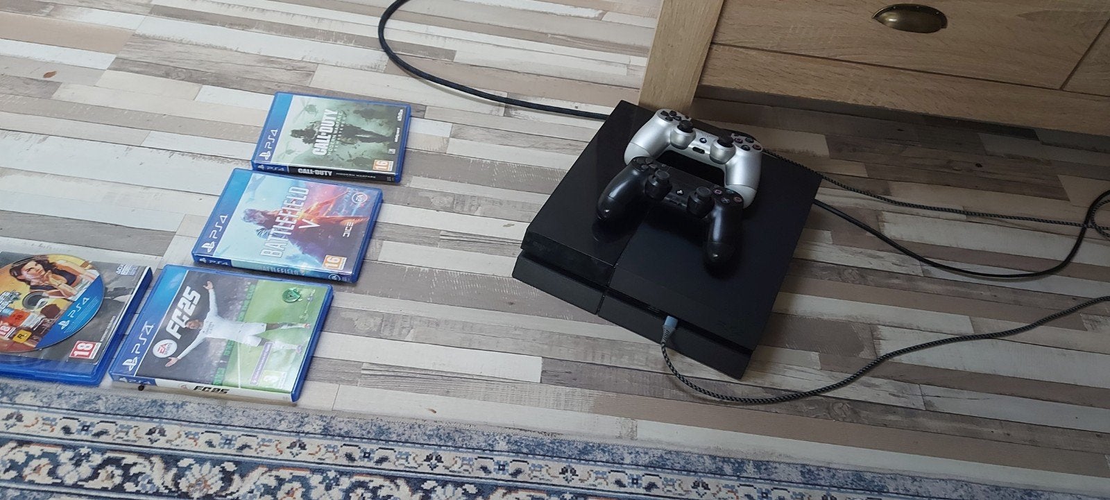 PlayStation 4 met 2 controllers en 4 games, Met 2 controllers, Ophalen of Verzenden, Original, Gebruikt