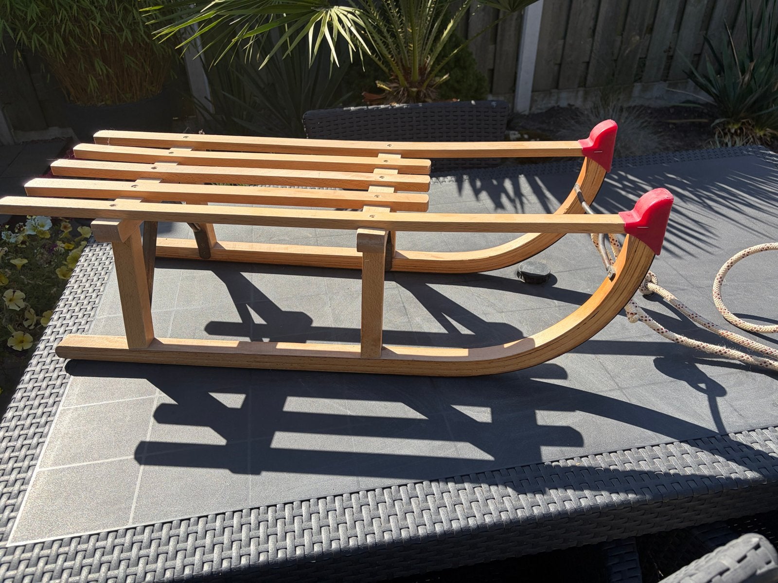 Houten slee met rode handvatten en trekkoord, Ophalen, Gebruikt, Hout