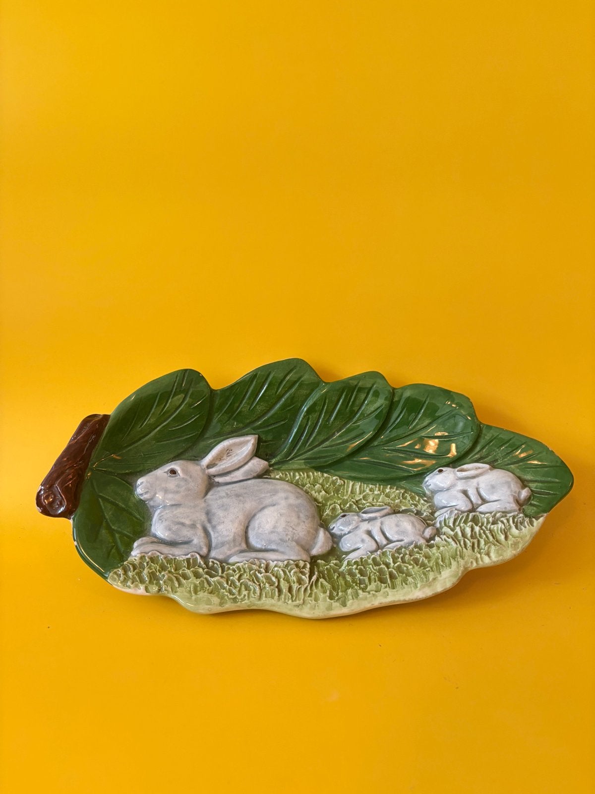 Antiek Majolica Serveerschaaltje met Konijnen Reliëf, Verzenden