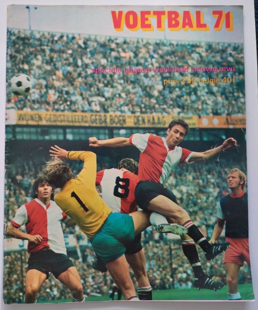 VOETBAL 71 (Speciale uitgave van Nieuwe Revu), Ophalen of Verzenden, Zo goed als nieuw, Overige binnenlandse clubs, Boek of Tijdschrift