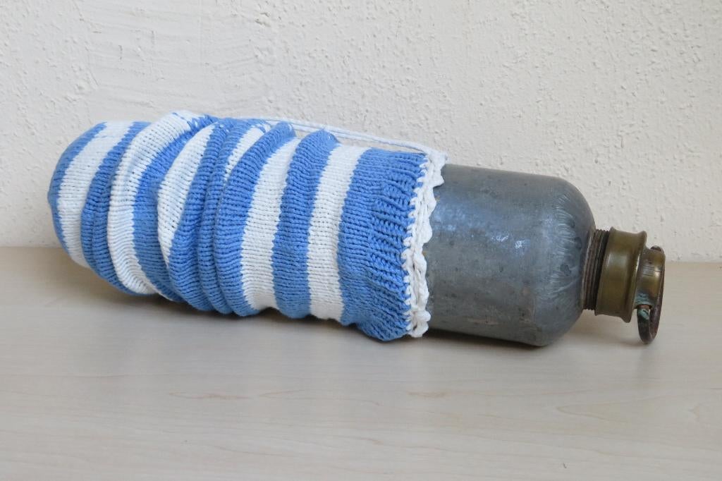 Vintage ijzeren kruik, met wit-blauwe kruikenzak, Ophalen of Verzenden, Huis en Inrichting