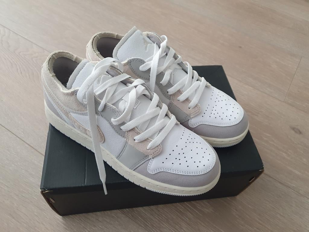 Nike Air Jordan 1 Low SE Craft - Maat 39 - Nieuw, Kleding | Dames, Schoenen, Ophalen of Verzenden
