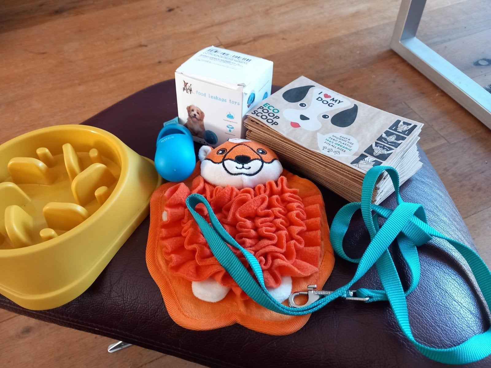 Puppy pakket, riem, poepzakjes, houder poepzakjes, bak, etc, Ophalen of Verzenden, Nieuw
