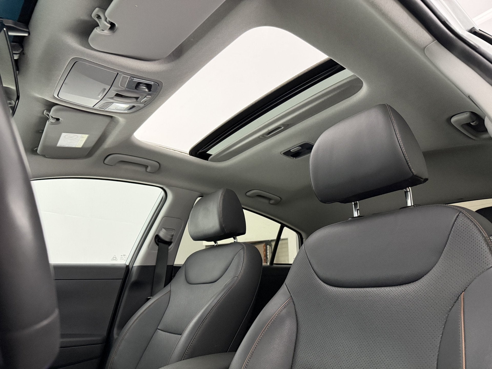 Foto 4 van Hyundai IONIQ Premium EV | Snelladen | SOH 87% | Pano | Stoe