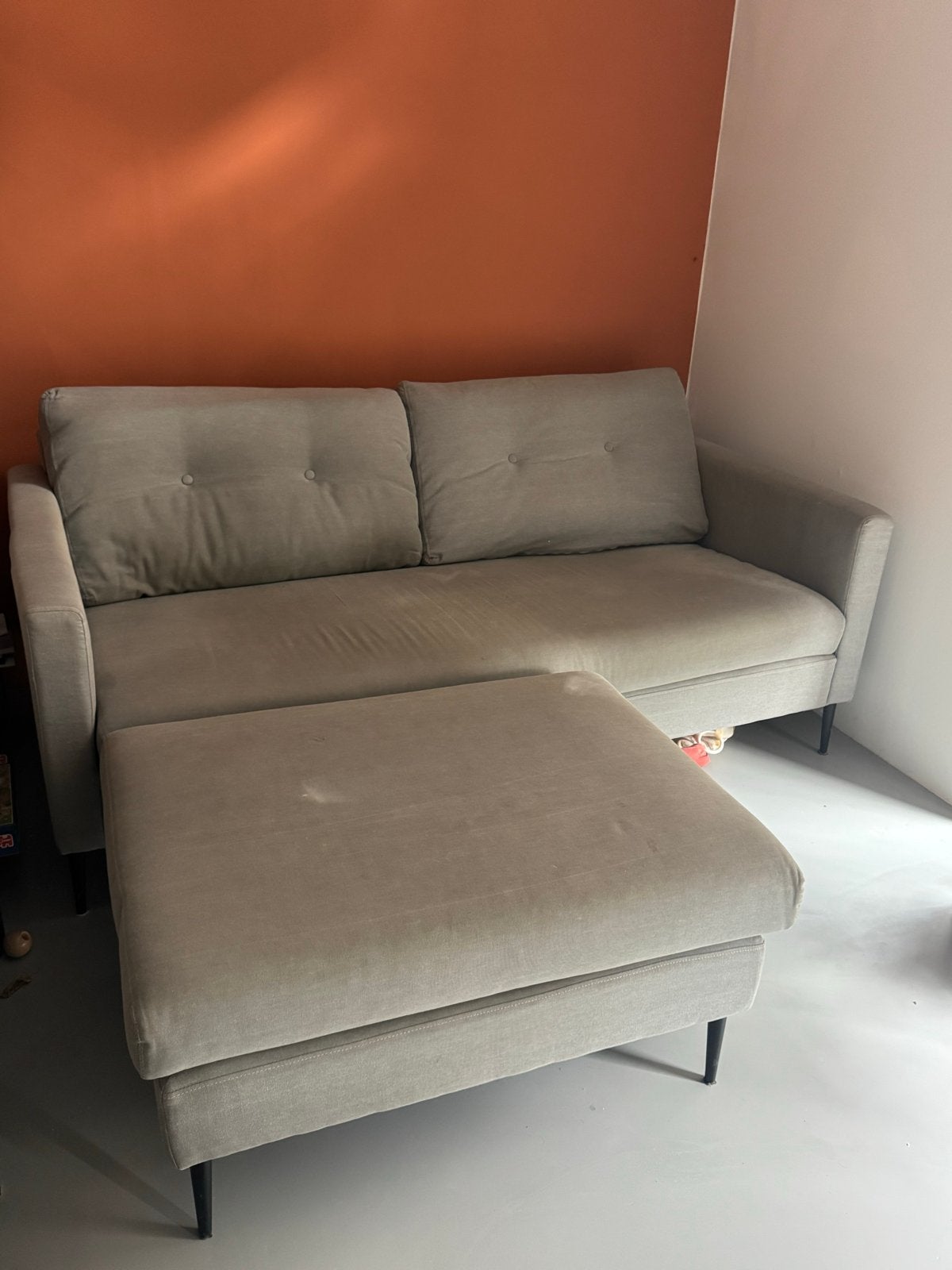 Comfortabele 2-zitsbank met poef - Lichtgrijs stof, Ophalen, Gebruikt, 150 tot 200 cm, Tweepersoons