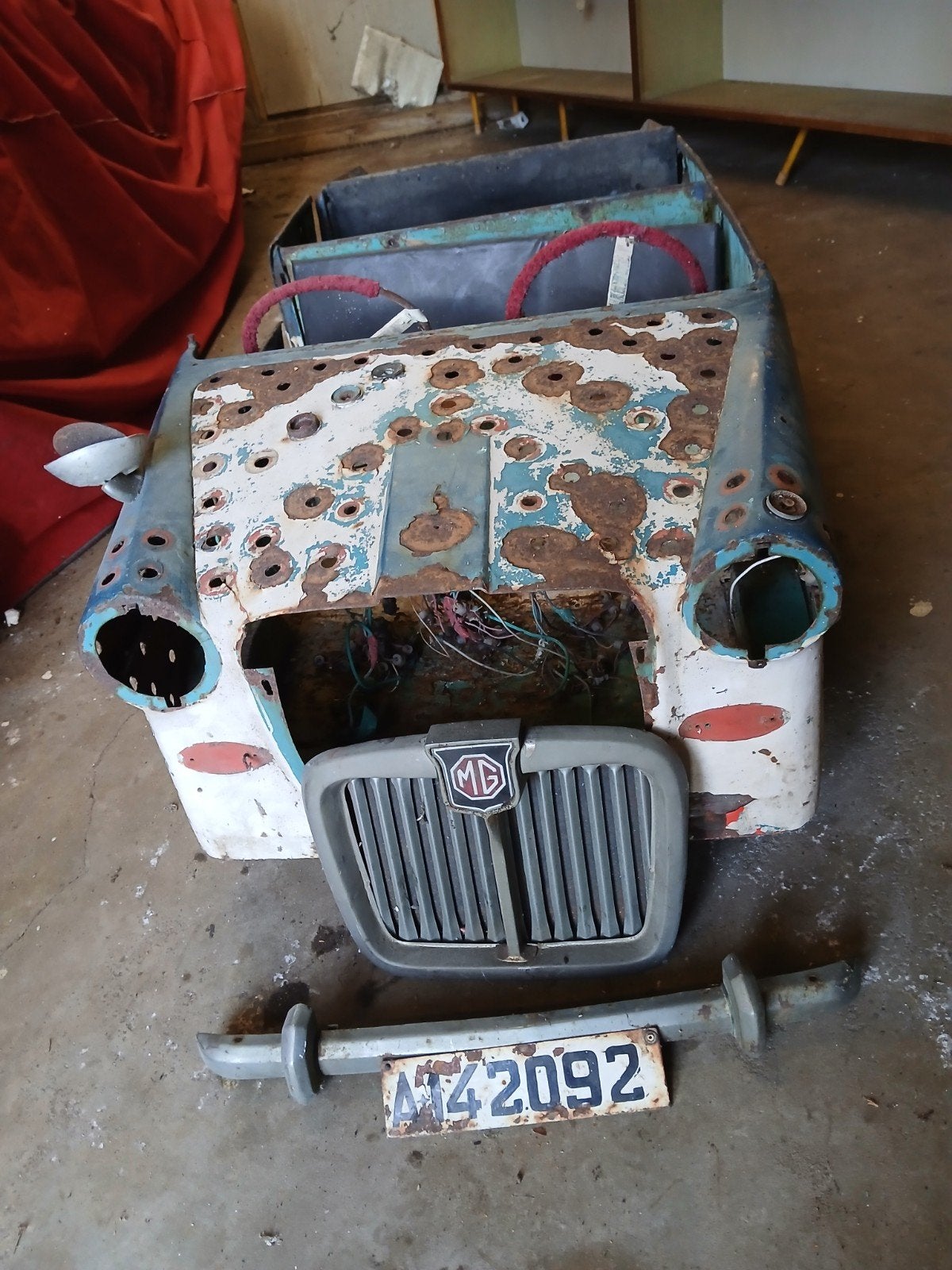 MG kermis auto van draaimolen uit Alicante. opknapper, Ophalen