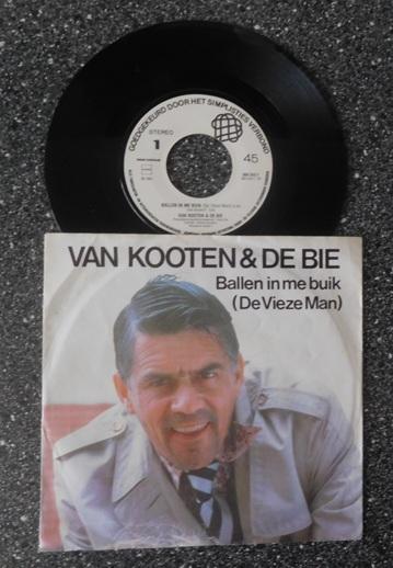 Van Kooten en De Bie - ballen in me buik (vanaf € 4,50), Ophalen of Verzenden, Zo goed als nieuw, 7 inch, Levenslied of Smartlap