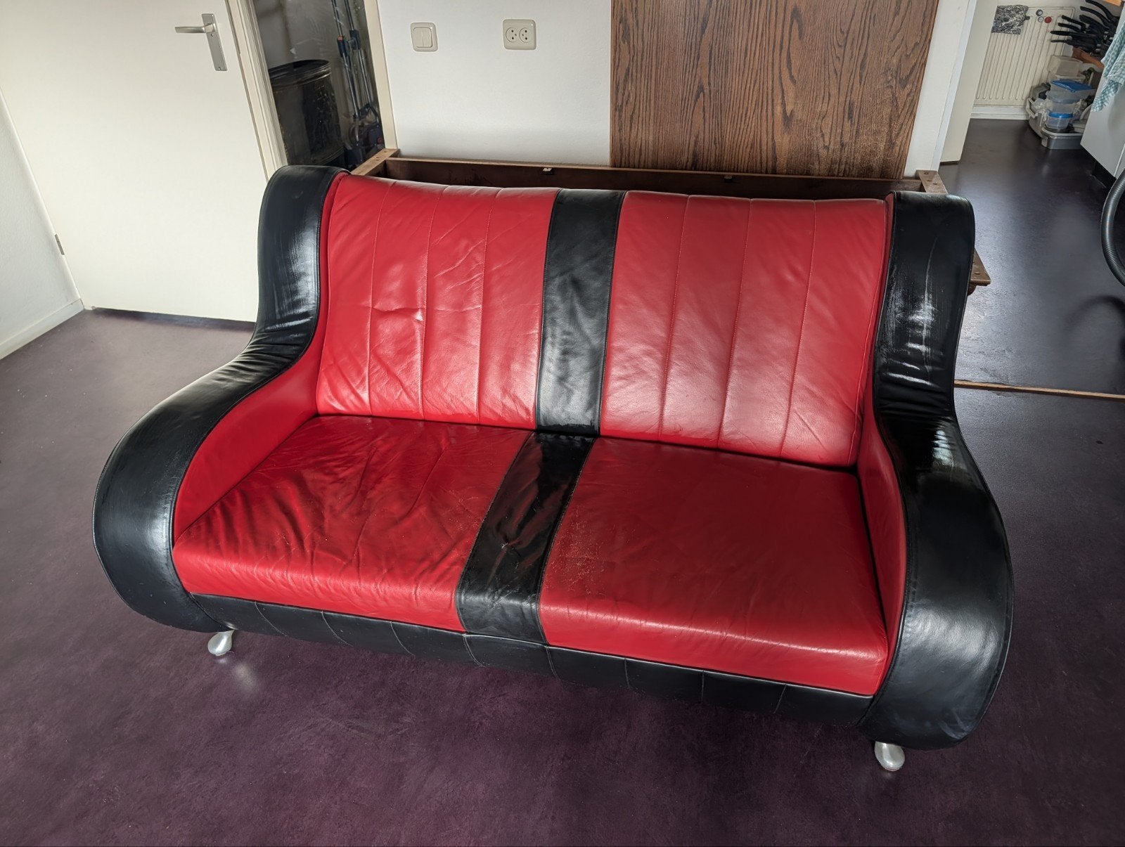 Rood-zwarte leren bank - 2-zits, Ophalen, Gebruikt, 150 tot 200 cm, Tweepersoons