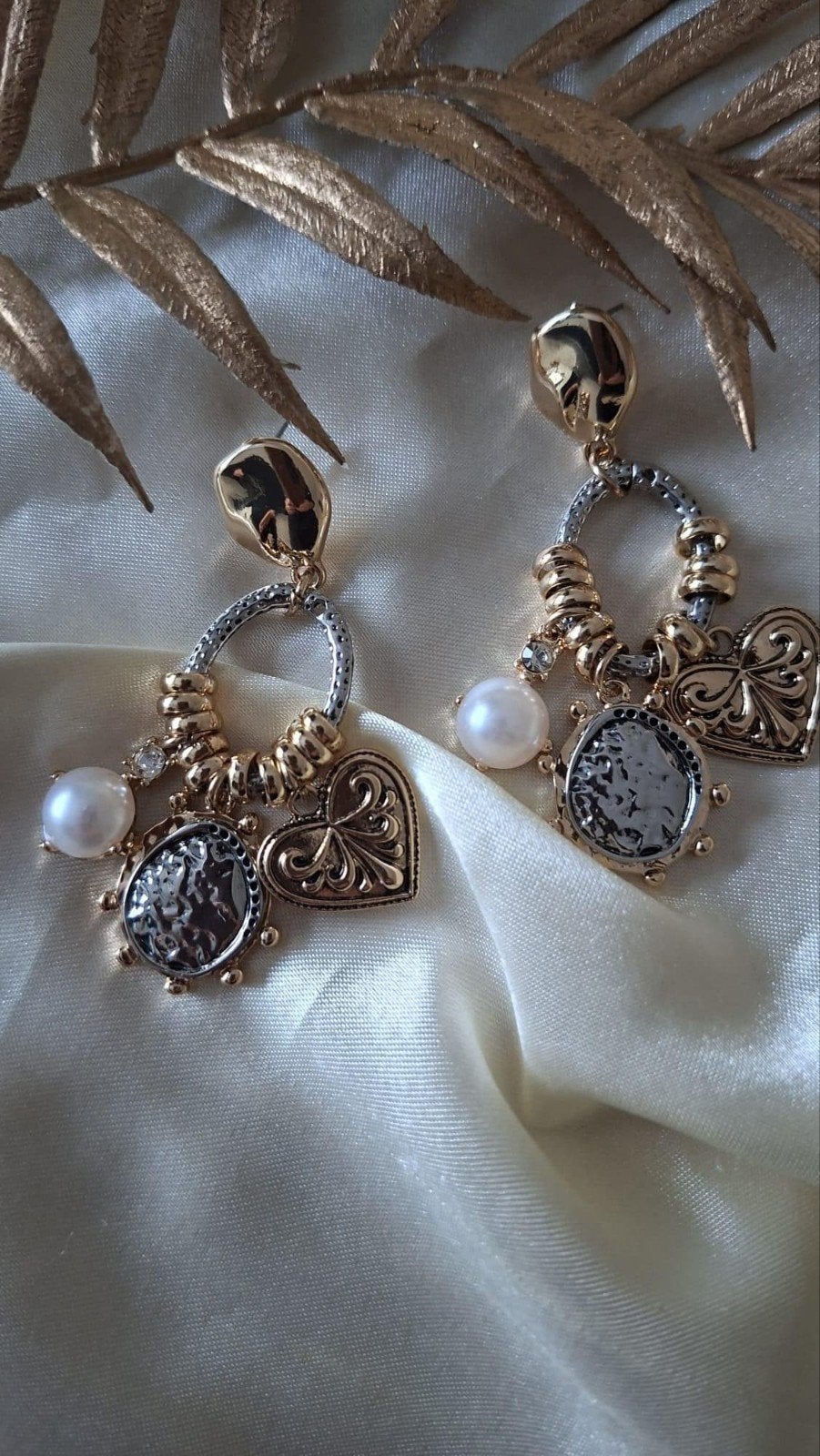 Elegante gouden en zilveren oorbellen met parels en bedels, Met kristal, Overige materialen, Hangers, Ophalen of Verzenden