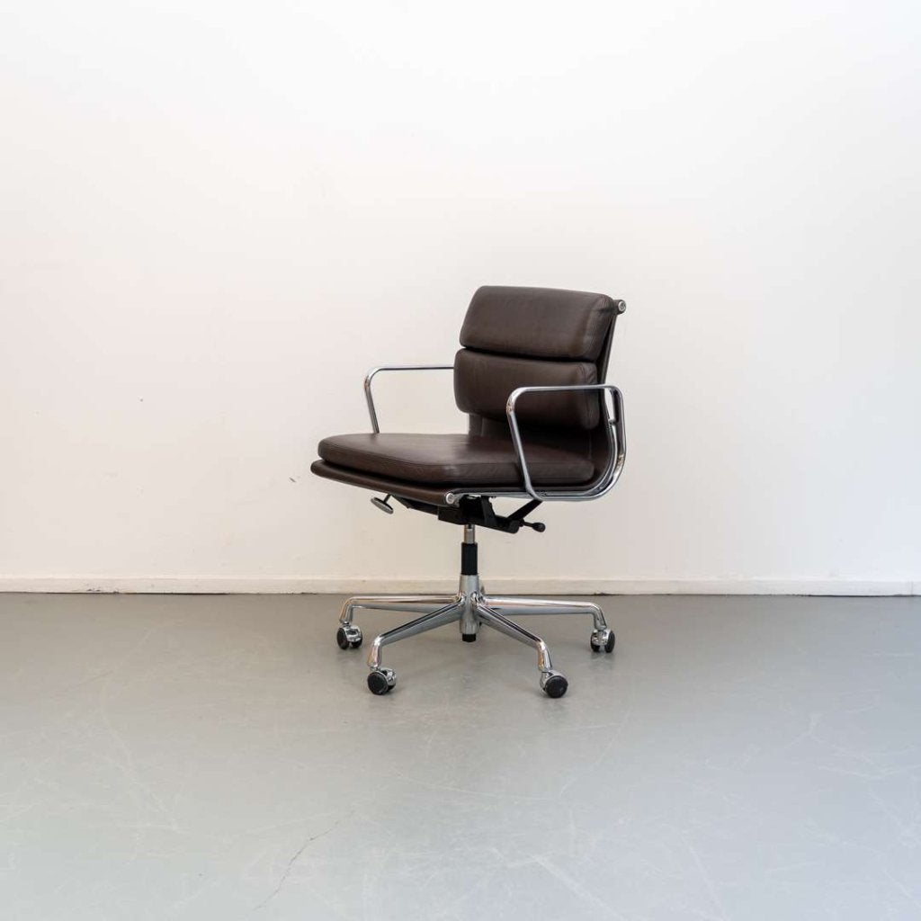 4x Vitra EA217 Bureaustoel Bruin Leer - Aluminium, Huis en Inrichting, Bureaustoelen, Niet ingevuld, Niet ingevuld, Zo goed als nieuw