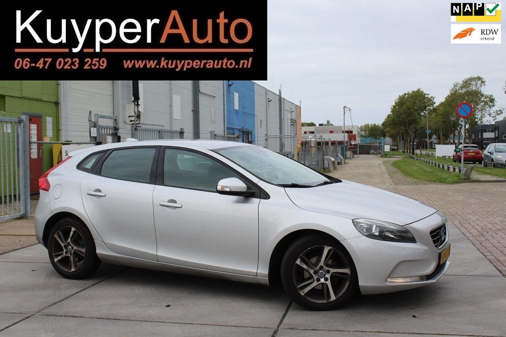 Volvo V40 1.6 D2 dealer onderhouden DEALER ONDERHOUDEN DISTR, Auto's, Voorwielaandrijving, Euro 5, 28 km/l, Gebruikt