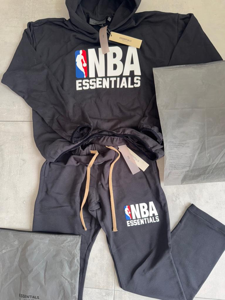 Nieuw: NBA Fear Of God Essentials zwart wit trainingspak M&L, Ophalen of Verzenden, Nieuw, Maat 52/54 (L)