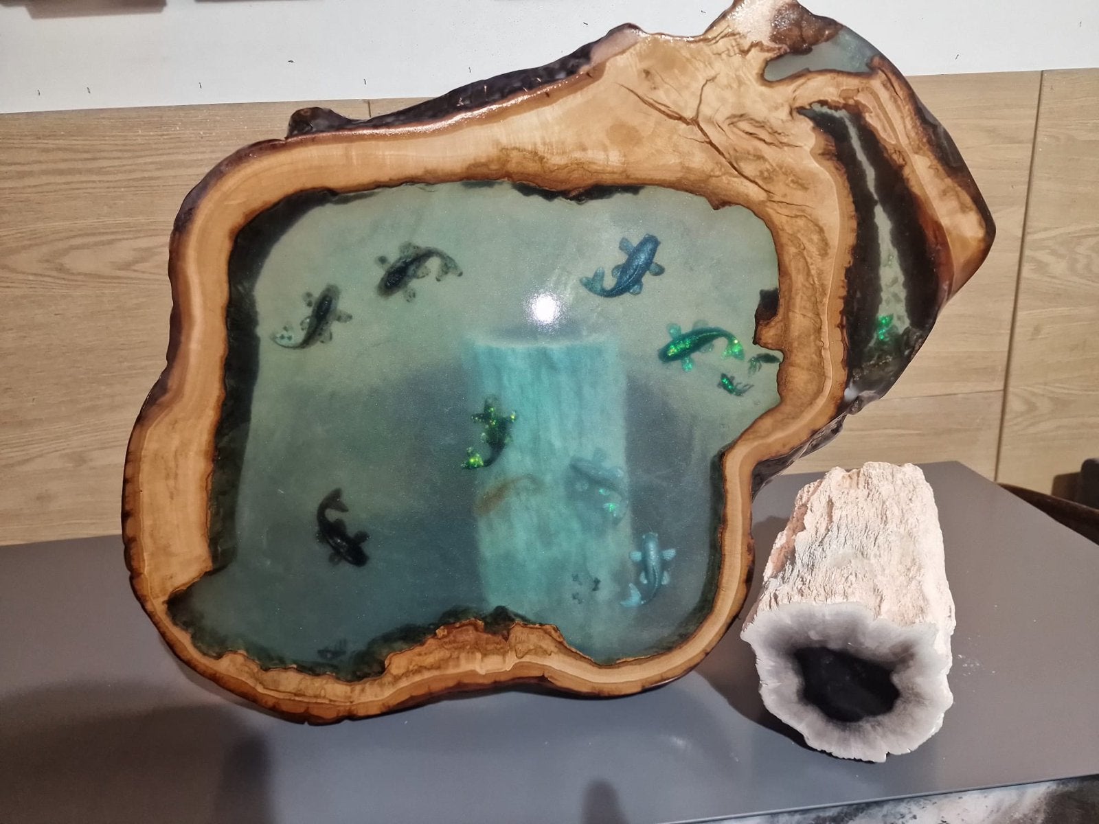 Unieke epoxy riviertafel met vissen. BIEDEN & OPHALEN, Hout, Meerkleurig, Nieuw, Ophalen of Verzenden