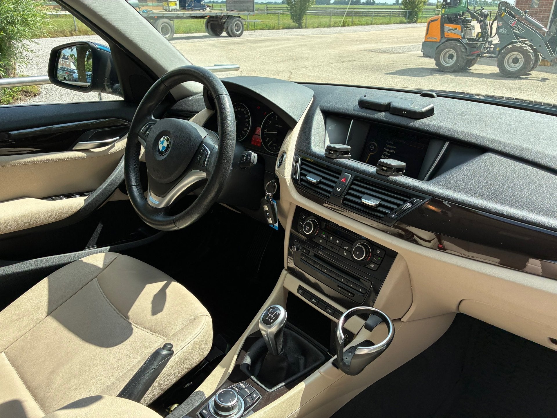 BMW X1 SDrive20i Upgrade Edition | Navi + Leder + Cruise Nu, X1, Euro 5, Achterwielaandrijving, Beige