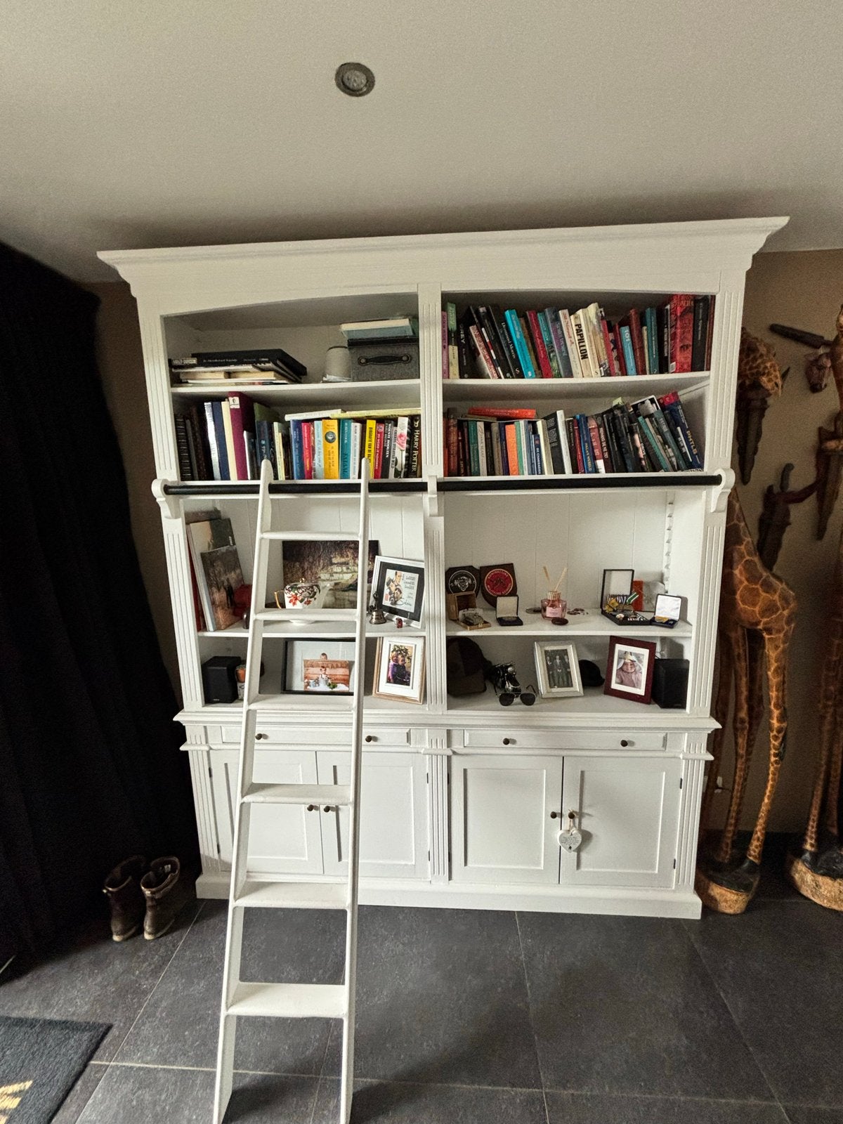 Witte Boekenkast met Ladder - Gebruikt, Goede Staat, Huis en Inrichting, Kasten | Boekenkasten, Ophalen, Gebruikt, 200 cm of meer