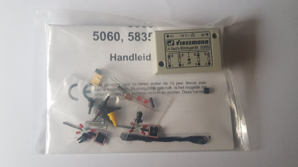 Viessmann: 2 Andreaskruizen met knipperlicht NIEUW, Hobby en Vrije tijd, Modeltreinen | H0, Overige merken, Transformator of Voeding